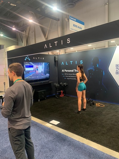 ▲ 미국 라스베이거스에서 열린 세계 최대 전자·IT 전시회 'CES 2022'에서 알티스의 AI 개인 트레이너 사용 모습. ⓒ이성진 기자