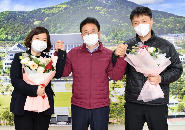 ▲ 왼쪽부터 박소영 신임 노조 사무총장, 이철우 경북도지사, 임정규 신임 노조위원장.ⓒ경북도