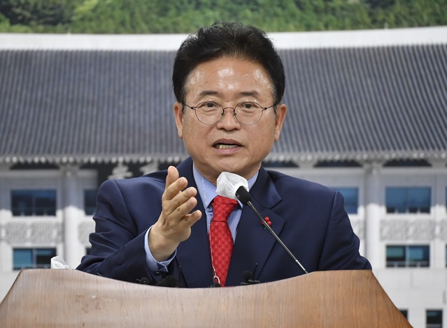 ▲ 이철우 경북도지사는 “지난해 국비확보 10조, 투자유치 10조, 내부청렴도 1위라는 결과는 철저하게 준비하고, 한발 빠르게 움직여 만들어낸 결과”라며, “지금까지의 성과에 안주하지 말고 올해는 경북을 확 바꿀 수 있는 새로운 사업들을 발굴해 줄 것”을 주문했다.ⓒ경북도