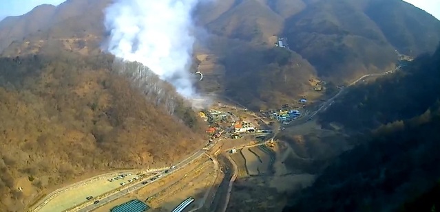 ▲ 8일 오후 1시 22분쯤 충북 증평군 증평읍 율리 좌구산 인근에서 발생한 산불.ⓒ산림청