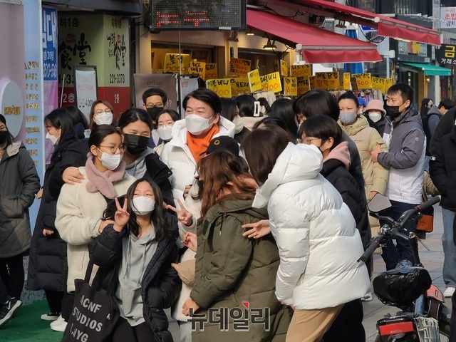 ▲ 안철수 국민의당 대선 후보가 9일 충북 청주 성안길에서 청소년들에 둘러싸인 채 사진 촬영을 하고 있다.ⓒ김정원 기자