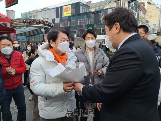 ▲ 안철수 국민의당 대선 후보가 9일 충북 청주 성안길에서 한 시민으로부터 꽃다발을 밭고 있다. ⓒ김정원 기자