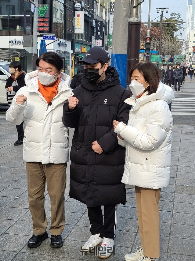 ▲ 안철수 국민의당 대선후보가 부인 김미경 서울대 교수와 함께 9일 충북 청주 성안길에서 한 시민과 사진을 찍고 있다.ⓒ김정원 기자