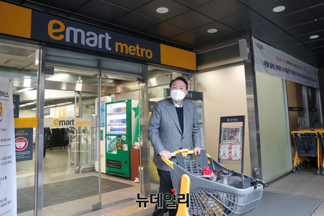 ▲ 윤석열 국민의힘 대선후보가 지난 8일 정오 서울 동작구 이마트 이수점에서 밥상물가와 방역패스 문제점 점검을 위해 장을 보고 있다. ⓒ사진=윤석열 캠프