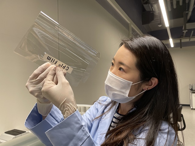 ▲ 코오롱인더스트리 연구원인 샤오미 폴더블폰 미믹스 폴드에 적용된 CPIⓇ필름을 점검하고 있다. ⓒ코오롱