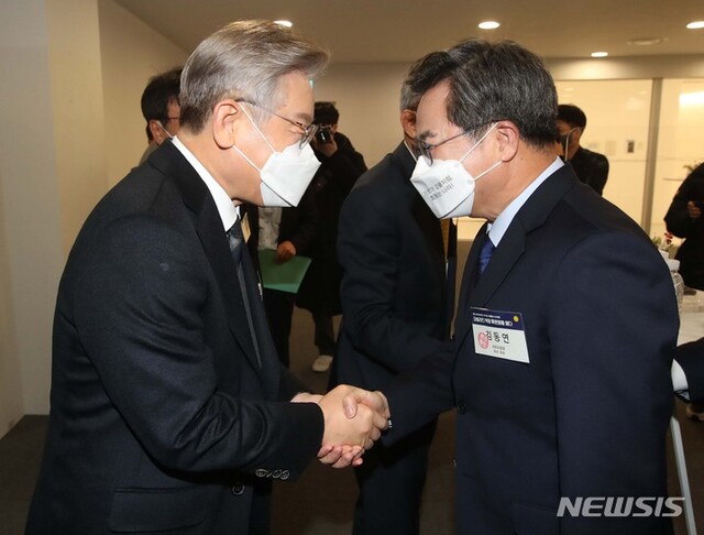 ▲ 이재명 더불어민주당 대통령 후보(왼쪽)와 김동연 새로운물결 대통령 후보. ⓒ뉴시스