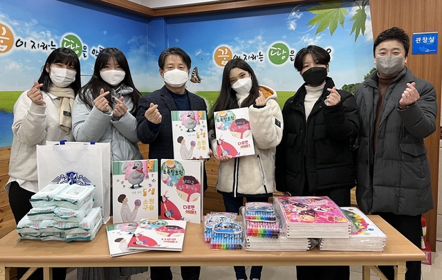 ▲ 계명대(총장 신일희) 학생들이 창작 동화책을 만들어 지역 아동복지시설에 기부해 큰 호응을 얻고 있다.ⓒ계명대