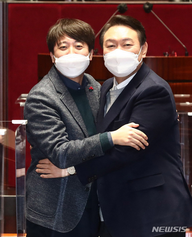 ▲ 지난 6일 오후 국민의힘 의원총회에 참석한 이준석 대표와 윤석열 대통령후보 자료사진. ⓒ뉴데일리 DB