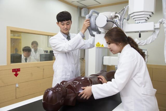 ▲ 충북보건과학대 방사선과 학생들의 실습 모습.ⓒ충북보과대