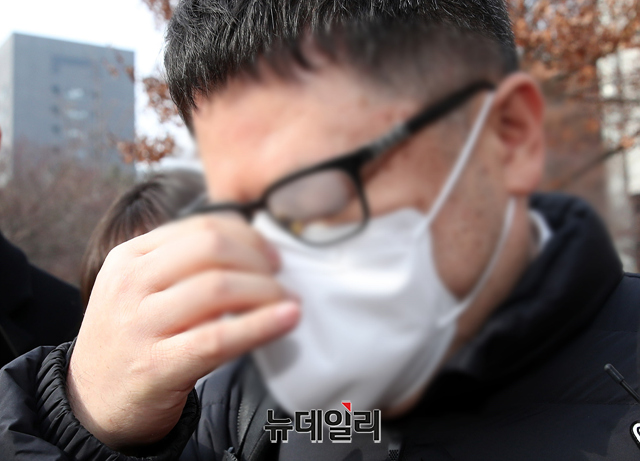 ▲ 대장동 개발 특혜·비리 의혹 사건 첫 공판이 열린 10일 오후 서울 서초구 서울중앙지법에서 정영학 회계사가 공판이 끝난 뒤 청사를 떠나고 있다. ⓒ강민석 기자