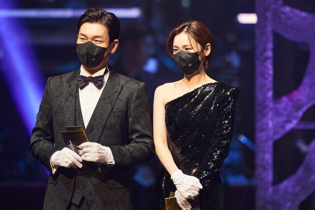 ▲ 시상자로 나선 배우 조승우와 전미도.ⓒ한국뮤지컬협회