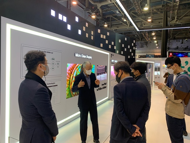 ▲ LG디스플레이 관계자들이 미국 라스베이거스에서 진행된 'CES 2022'에 참석해 서울반도체의 마이크로 LED 기술 관련 설명을 듣는 모습. ⓒ이성진 기자