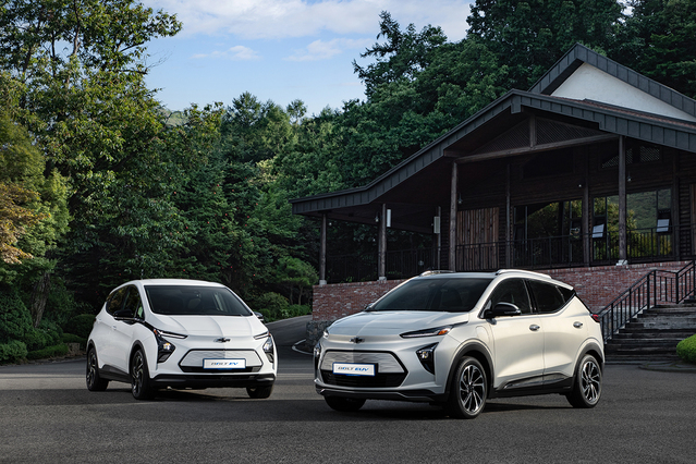 ▲ 볼트EUV와 2022년형 볼트EV 모습. ⓒ한국GM