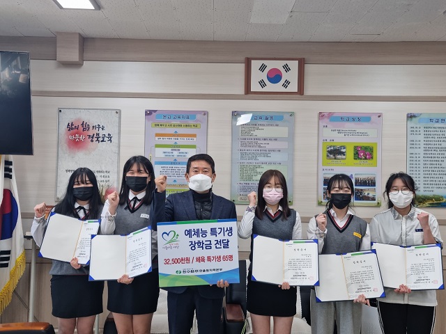 ▲ 한울본부는 지역인재 양성 위한 장학금을 전달했다.ⓒ한울본부