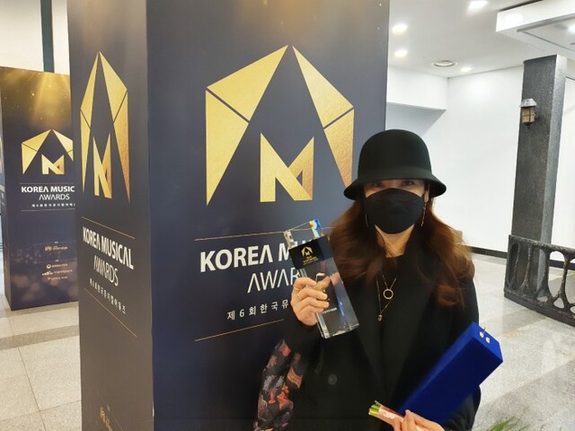 ▲ '제6회 한국뮤지컬어워즈 대상'에서 '올해의 관객상'을 수상한 권민정 씨.ⓒ본인 제공