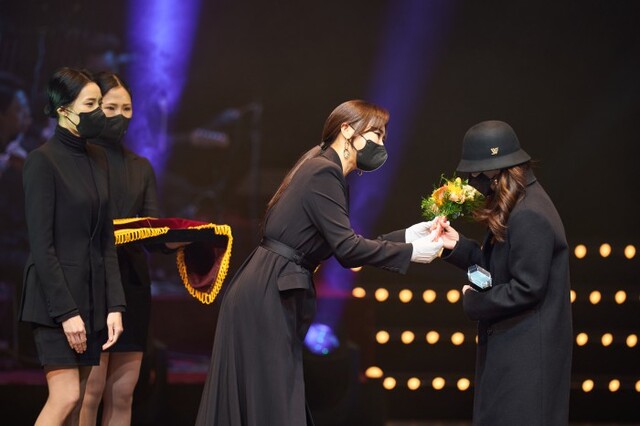 ▲ '제6회 한국뮤지컬어워즈 대상'에서 '올해의 관객상'을 수상한 권민정 씨.ⓒ한국뮤지컬협회