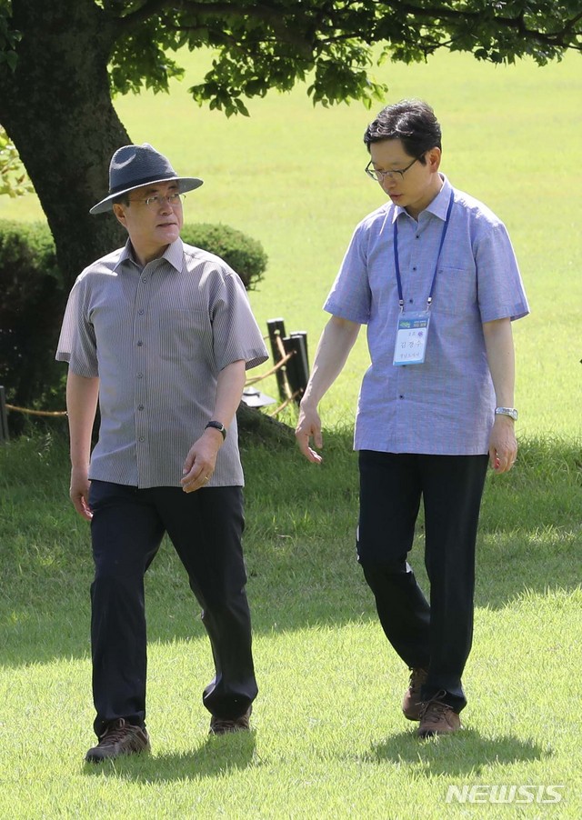 ▲ 문재인 대통령이 2019년 7월30일 경남 거제시에 위치한 대통령 별장지 '저도'를 방문, 김경수 당시 경남도지사와 대화하고 있다.ⓒ뉴시스
