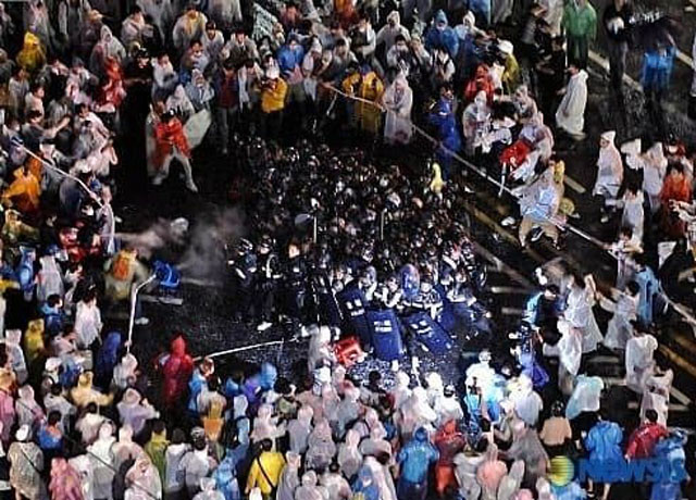 ▲ 2008년 광우병 사태 당시 고립된 소수의 전투경찰을 위협하거나 공격하는 시위대. ⓒ뉴시스. 무단전재 및 재배포 금지.