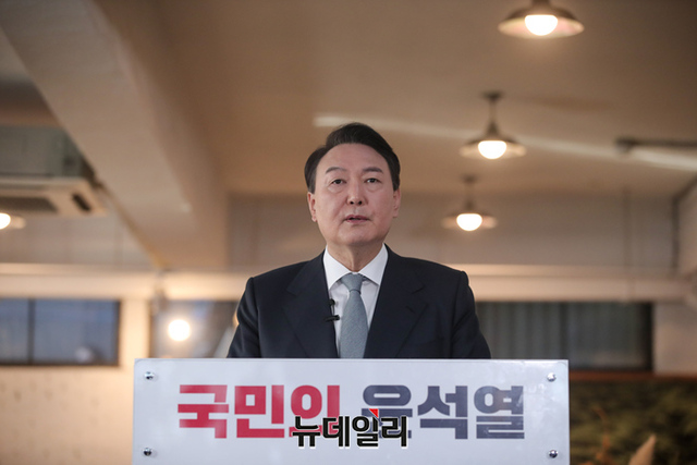 ▲ 윤석열 국민의힘 대선후보가 11일 오전 서울 성동구 할아버지공장 카페에서 신년 기자회견을 갖고 있다. ⓒ정상윤 기자(사진=윤석열 캠프)