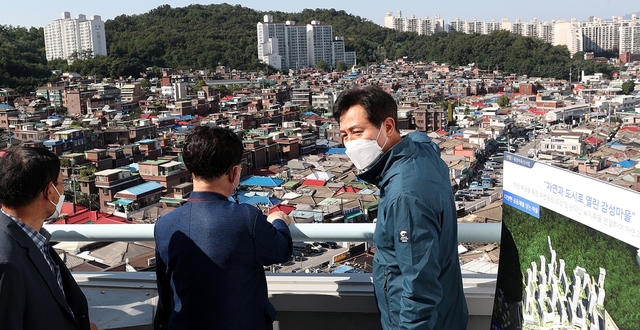 ▲ 지난해 9월 서울 관악구 신림1 재정비촉진구역 현장을 찾은 오세훈 서울시장. ⓒ연합뉴스