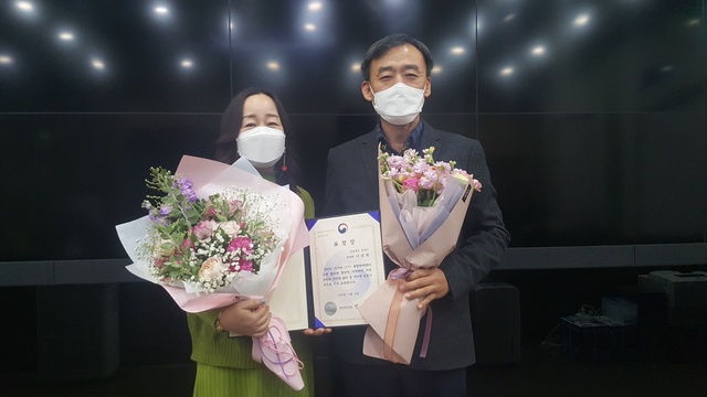 ▲ 경산시(시장 최영조) 스마트시티관제원 이성희 씨가 지난 7일 ‘2021년 CCTV 통합관제센터 운용 유공’ 행정안전부 장관 표창을 받았다고 11일 밝혔다.ⓒ경산시