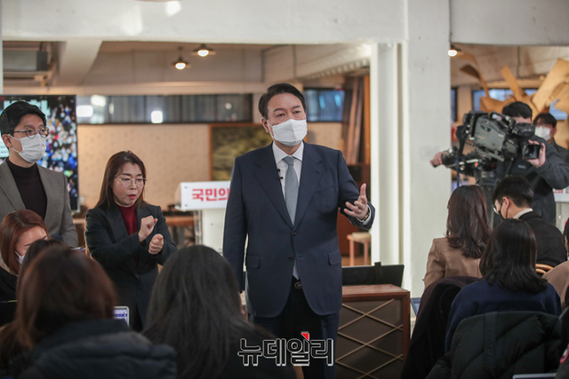 ▲ 윤석열 국민의힘 대선후보가 11일 오전 서울 성동구 할아버지공장 카페에서 신년 기자회견을 갖고 있다.ⓒ정상윤 기자(사진=윤석열 캠프)