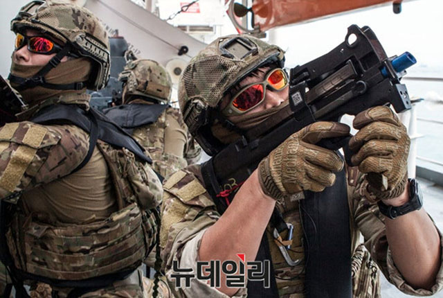 ▲ 해상대테러훈련 중인 해군 UDT/SEAL 대원들. '참수작전'의 중요한 요소다. ⓒ뉴데일리 DB.