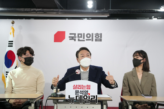 ▲ 윤석열 국민의힘 대선후보가 지난 6일 서울 여의도 당사에서 열린 '변화와 쇄신' 청년보좌역들과의 간담회에서 참석자들의 질의를 듣고 있다.ⓒ이종현 기자(사진=윤석열 캠프)