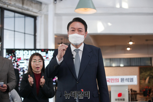 ▲ 윤석열 국민의힘 대선후보가 11일 오전 서울 성동구 할아버지공장 카페에서 신년 기자회견을 갖고 있다. 자료사진. ⓒ이종현 기자(사진=윤석열 캠프)