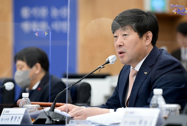 ▲ 황명선 전국시장군수구청장협의회 대표회장(논산시장)이 11일  논산시청 회의실에서 열린 ‘민선 7기 4차년도 제2차 공동회장단회의’에서 모두 발언을 하고 있다.ⓒ논산시