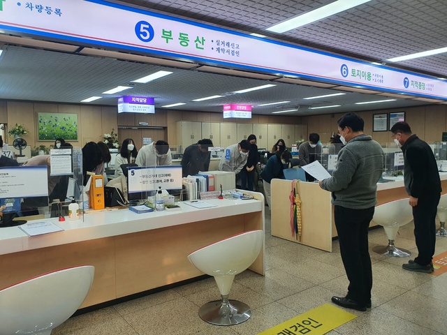 ▲ 지난 10일 성주군 민원실 직원 40명이 새해 들어 첫 친절교육을 실시했다.ⓒ성주군