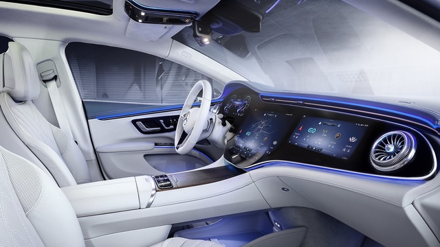 ▲ LG전자 인포테인먼트 시스템이 탑재된 프리미엄 전기차 세단 2022년형 EQS의 차량 내부 모습. ⓒLG전자