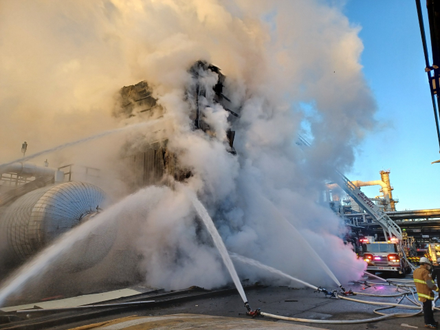 ▲ 울산 남구에 위치한 SK에너지 울산공장 내 에너지저장장치에서 불이 나 출동한 소방대가 화재를 진압하고 있다. ⓒ울산소방본부