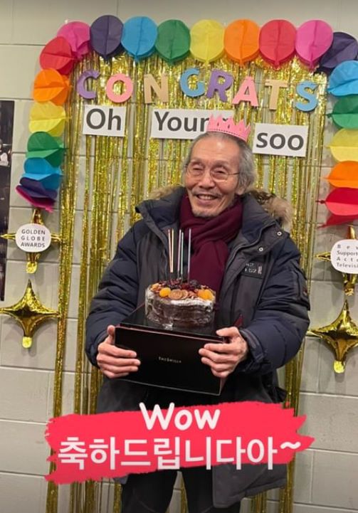 ▲ 동료들이 열어준 축하파티에서 환하게 웃고 있는 배우 오영수.ⓒ이상윤은 SNS