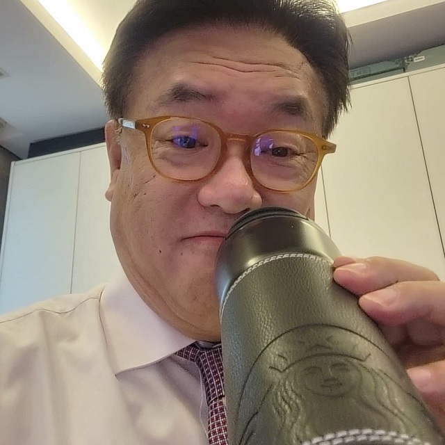 ▲ 스타벅스 텀블러를 들고 있는 정진석 국민의힘 소속 국회부의장.ⓒ정진석 페이스북