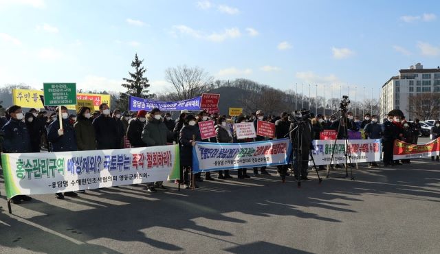▲ 전북 진안의 용담댐 과다방류로 피해를 입은 영동군 주민들이 12일 군청 앞에서 환경분쟁 전체보상을 촉구하는 결의대회를 가졌다.ⓒ영동군