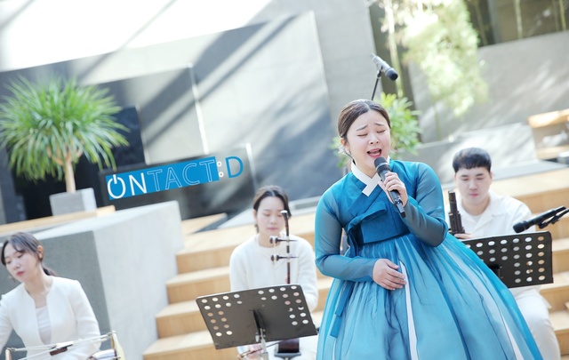 ▲ DGB대구은행(은행장 임성훈)은 비대면 공연 중계를 통한 문화 지원 활동을 일환으로 실시하는 대구·경북 지역 공연예술가 상생프로젝트 ‘ONTACT:D’를 전년에 이어 올해도 실시한다고 밝혔다.ⓒDGB대구은행