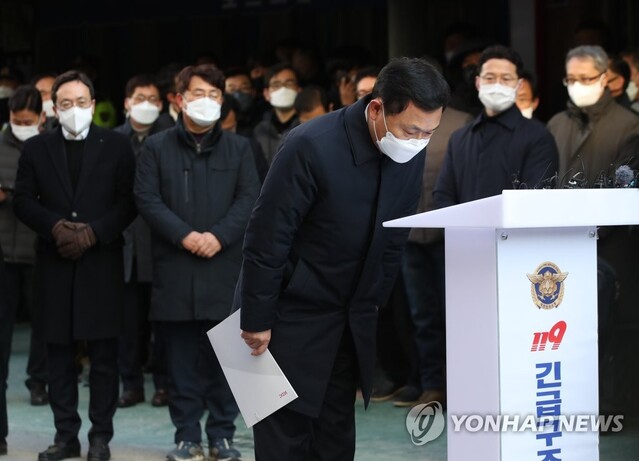 ▲ 유병규 현대산업개발 대표이사 가 12일 오전 광주 서구 화정동 신축 아파트 외벽 붕괴사고 현장 부근에서 사과문 발표에 앞서 고개를 숙이고 있다.ⓒ연합뉴스