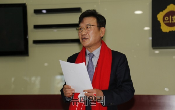 ▲ 정상철 전 충남대 총장이 12일 대전시의회에서 오는 6월 대전시장선거에 출마하겠다고 밝히고 있다.ⓒ뉴데일리 D/B