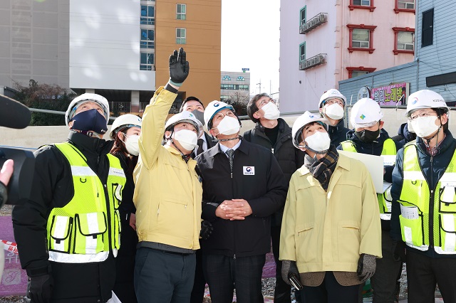 ▲ 노형욱 국토교통부 장관이 12일 오전 광주 서구 사고 현장을 찾아 수습 상황을 점검하고 있다.ⓒ국토부