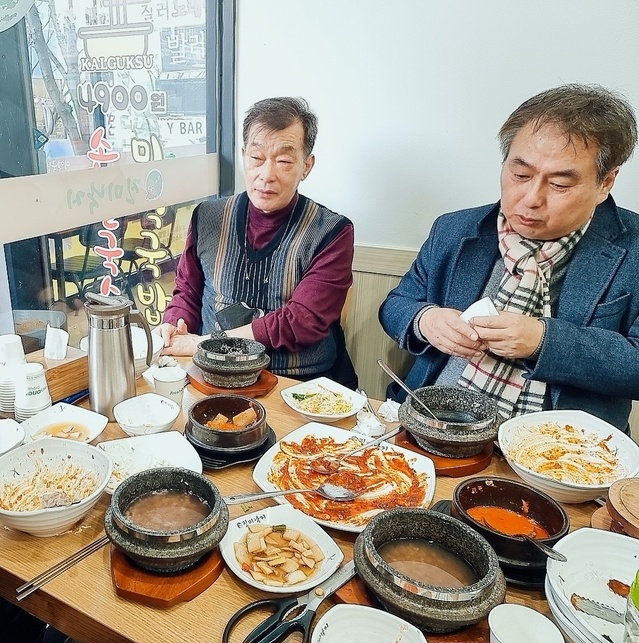 ▲ ⓒ고(故) 이병철씨(오른쪽)가 지난 2일 서울의 한 식당에서 식사를 하는 모습. 왼쪽은 이호승 전국철거민협의회 상임대표. ⓒ이병철 측 관계자 제공