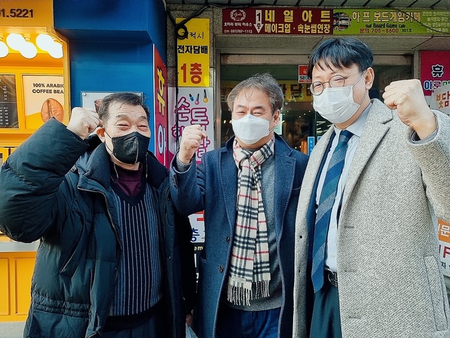 ▲ 고(故) 이병철씨(가운데)가 지난 2일 찍은 사진. 이씨가 환하게 웃고 있다. 왼쪽은 이호승 전국철거민협의회 상임대표, 오른쪽은 이민석 변호사. ⓒ이병철 측 관계자 제공