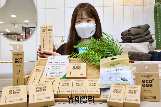 ▲ 12일, 서울 송파구 제타플렉스에서 직원이 리얼스 치위생용품을 홍보하는 모습. ⓒ롯데쇼핑