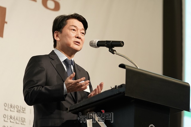 ▲ 안철수 국민의당 대통령후보가 12일 오전 인천 연수구 쉐라톤그랜드호텔에서 열린 대선후보 초청 '새얼아침대화'에서 발언하고 있다.ⓒ국민의당