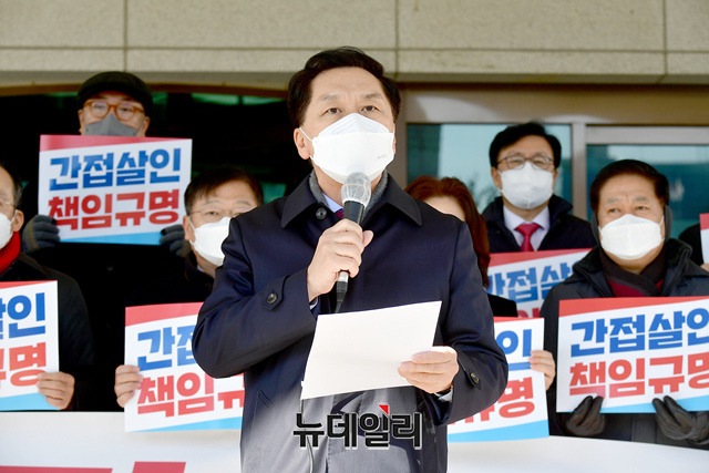 ▲ 국민의힘이 12일 이재명 더불어민주당 대통령후보 관련 검찰 수사 문제를 거론, 김오수 검찰총장의 사퇴를 요구하고 나섰다. 이날 대검찰청에 항의 방문한 김기현 원내대표와 의원들. ⓒ이종현 기자