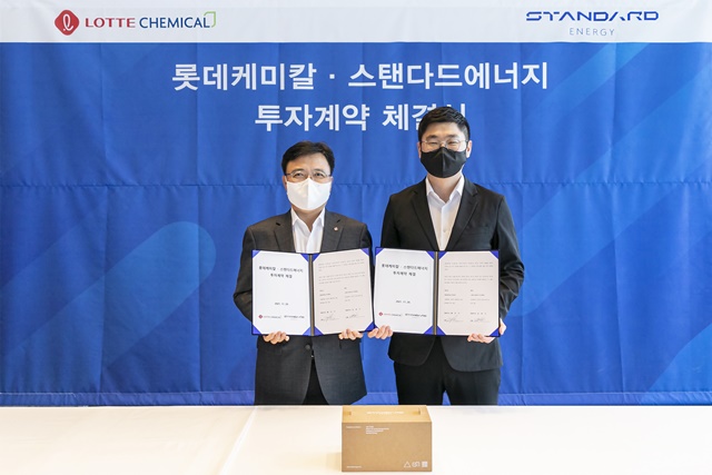 ▲ 황진구 롯데케미칼 기초소재사업 대표(좌)와 김부기 스탠다드 에너지 대표가 투자계약 체결식에서 기념촬영을 하고 있다. ⓒ롯데케미칼