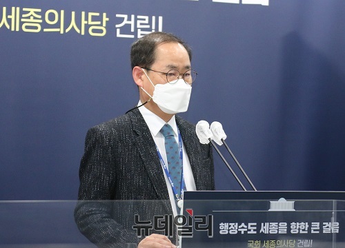 ▲ 이용준 세종시 문화체육관광국장은 13일 시청 정음실에서 열린 정례브리핑에서 ‘2022년 문화체육관광국 주요 업무계획’을 발표하고 있다.ⓒ이길표 기자