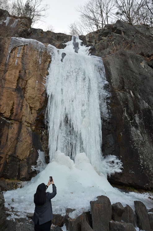 ▲ 초강력 한파가 이어지면서 청도팔경 중 하나인 낙대폭포가 꽁꽁 얼어붙어 거대한 얼음기둥을 형성하며 동장군의 위용을 뽐내고 있다.ⓒ청도군
