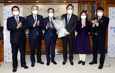 ▲ 지난 11일 서울 송파구 수협중앙회 본사에서 열린 한국협동조합협의회 회장단 회의에서 임준택 수협중앙회장(오른쪽에서 3번째)이 신임 협의회장으로 선출됐다.ⓒ수협