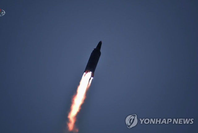 ▲ 지난 11일 북한이 발사한 극초음속 미사일 비행 장면. ⓒ연합뉴스. 무단전재 및 재배포 금지.
